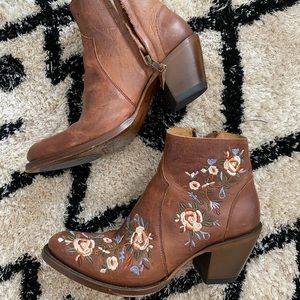 Shyanne flower short cowboy boots size 8.5